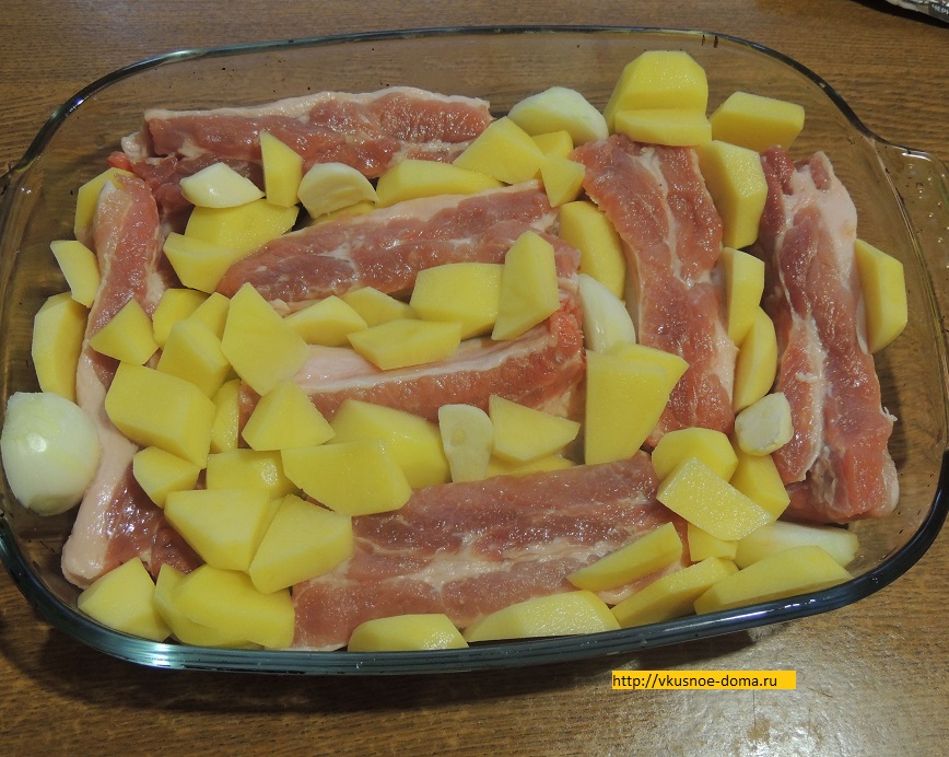 Тушеные свиные ребрышки с картошкой