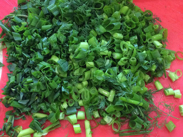 letnij-salat-latuk-s-ovoshhami-i-zelenyu 