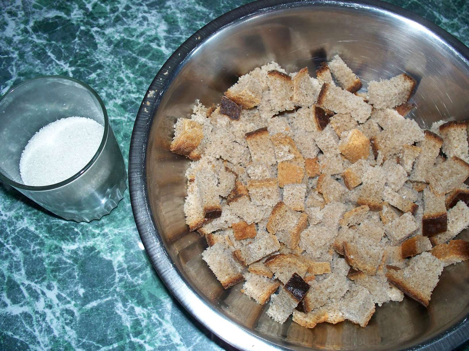 сухари вода. сухари вода. антоним к слову сухарики. стакан воды и хлеб. сухари вода.