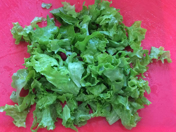 letnij-salat-latuk-s-ovoshhami-i-zelenyu 