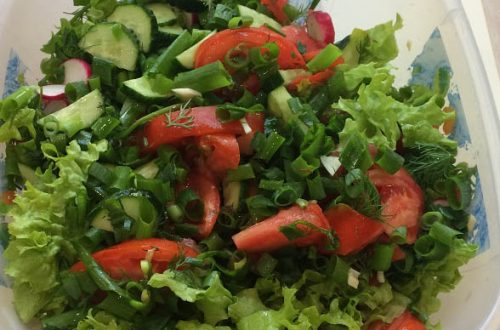 letnij-salat-latuk-s-ovoshhami-i-zelenyu